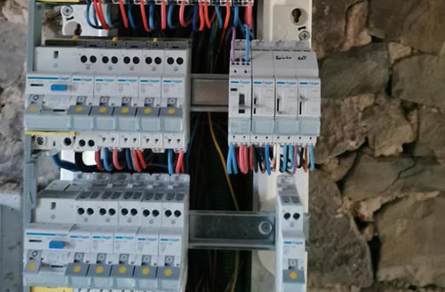 INSTALLATION D'UN COMPTEUR ELECTRIQUE DANS UNE MAISON EN RENOVATION A ST DENIS LE GAST