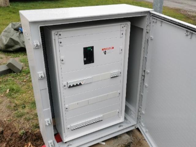 Installation de borne avec tableau électrique pour l'alimentation de mobile home